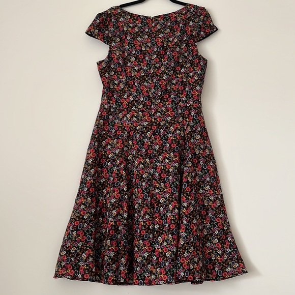 REVIEW Daisy Chain Black Floral Fit and Flare Midi Dress - Picture 3 of 14